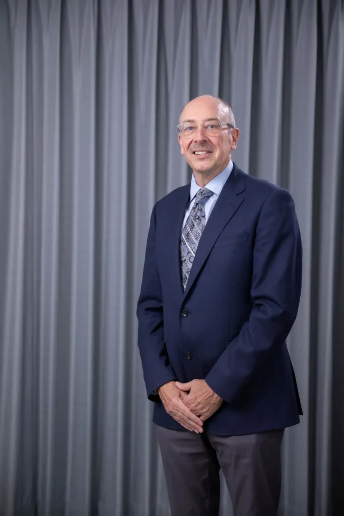 Headshot of faculty member Richard Henker