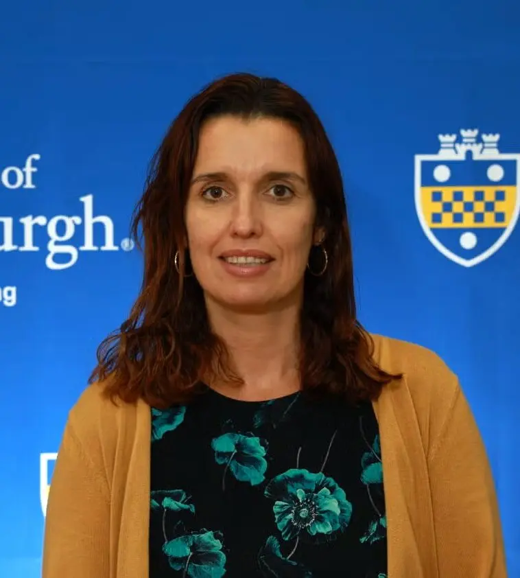 Headshot of faculty member Julia M. dos Santos